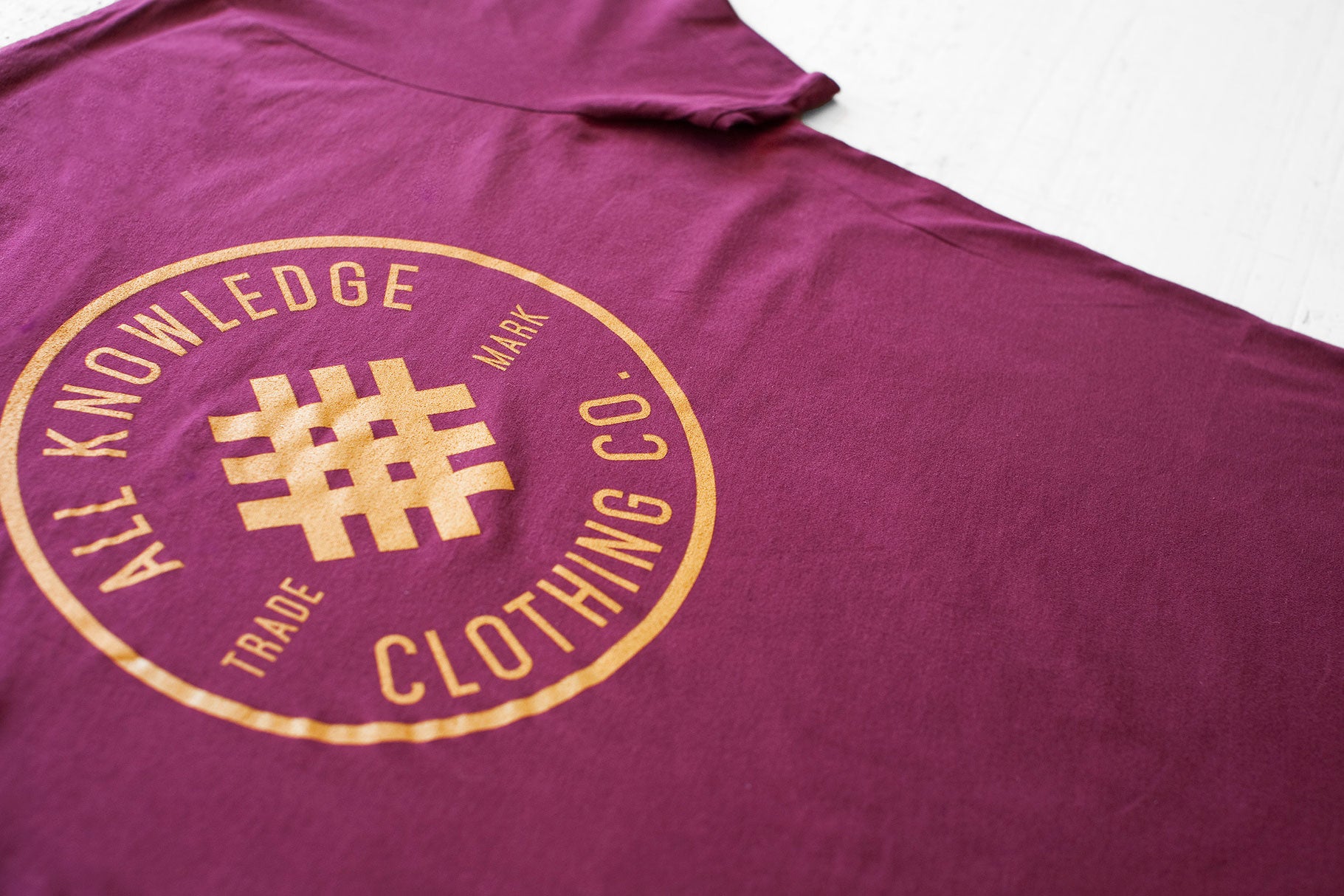 AK Core Mesh Badge T-Shirt – Burgundy